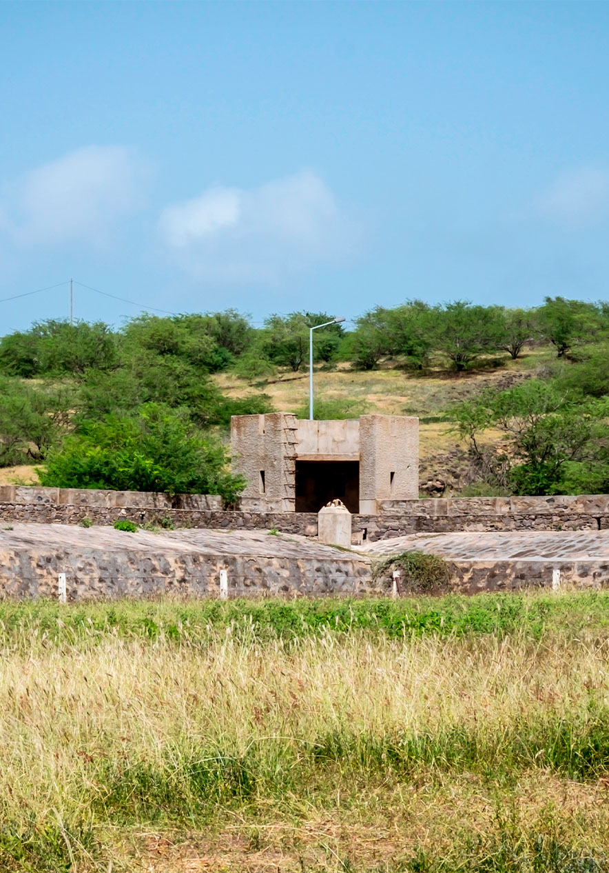 Vista al Campo de Concentración de Tarrafal, con sus muros de piedra y vegetación alrededor