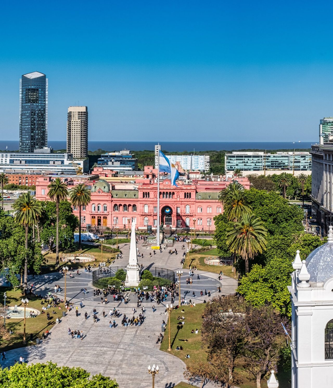 Vista aérea de la Plaza de Mayo, con la sede del gobierno argentino y el Cabildo, con personas paseando