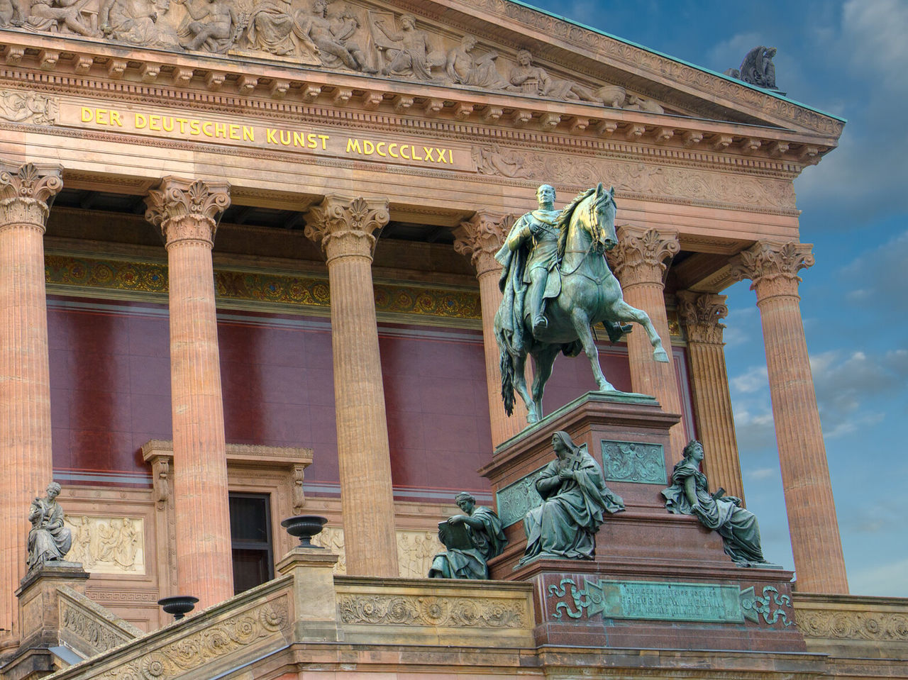 La fachada de la Alte Nationalgalerie en Berlín, con su arquitectura neoclásica y una estatua ecuestre enfrente