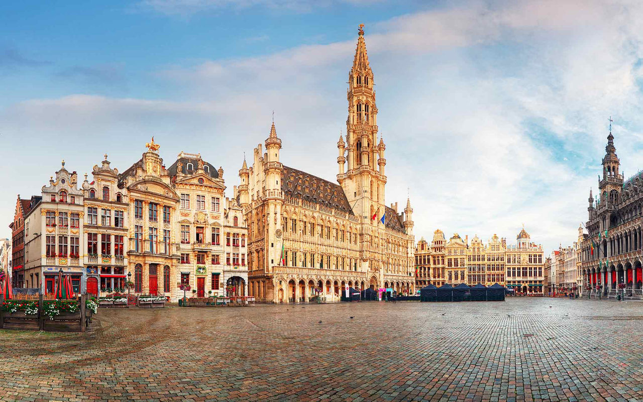 Descubra hoteles en Bruselas y visite la famosa Grand Place, ubicada en el centro histórico de la ciudad