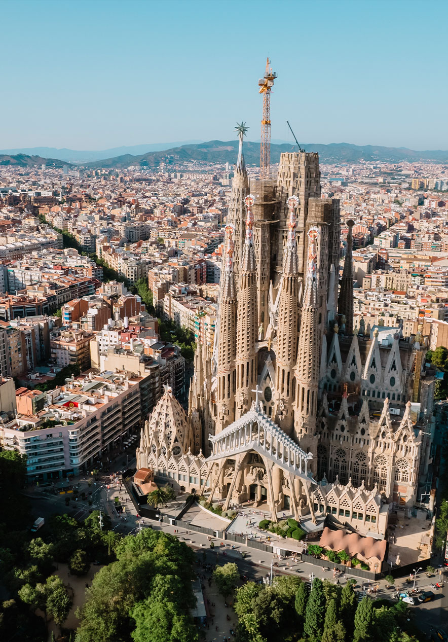 La Sagrada Familia en Barcelona es una basílica imponente con altas torres y arquitectura detallada