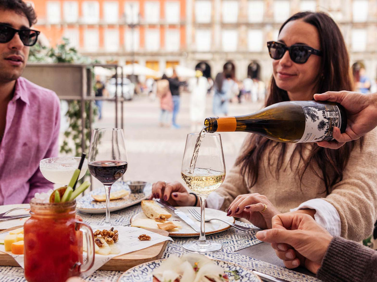 El restaurante Café de La Plaza, del Hotel en el Centro Histórico de Madrid, sirve tapas con vino blanco