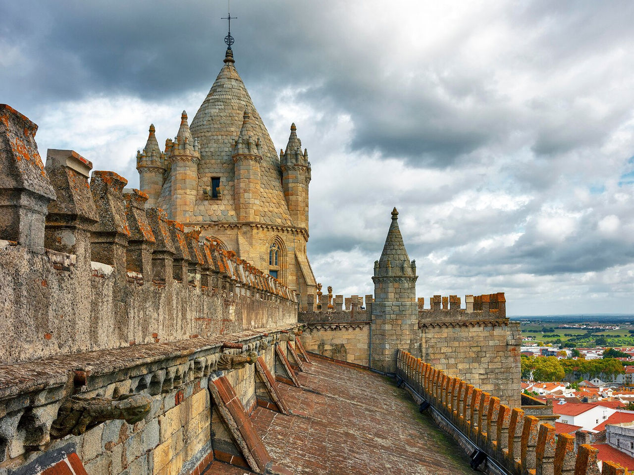 Vista panorámica desde el techo de la Sé de Évora en Alentejo, con torres de arquitectura gótica y vista a la ciudad