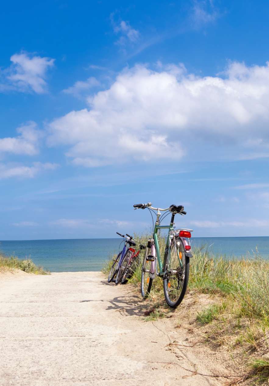 Dos bicicletas paradas junto a la playa, después de un largo paseo en bicicleta