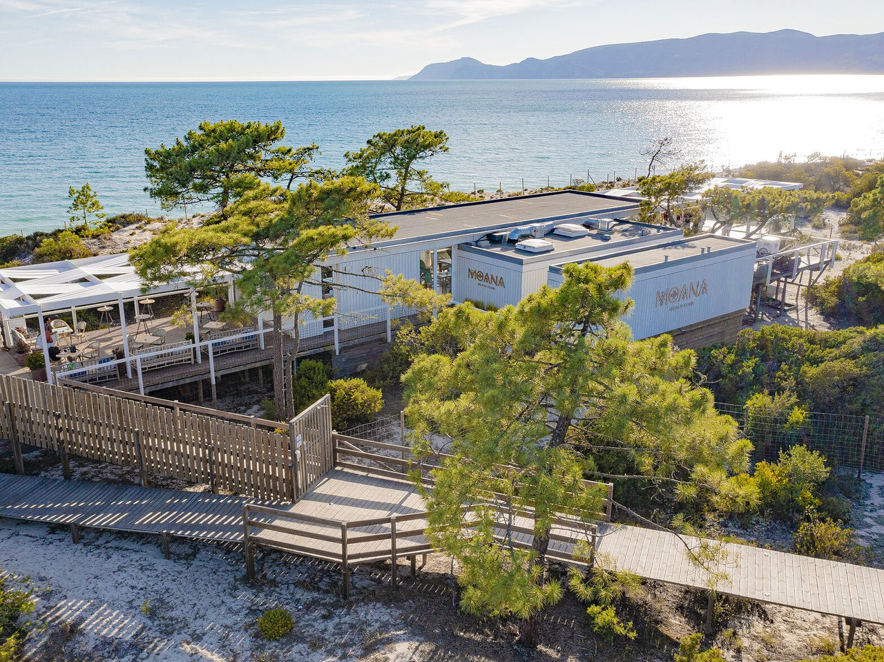 El restaurante Moana Beach Club, del Eco Resort a 10 minutos de la Playa da Comporta, tiene vista al mar