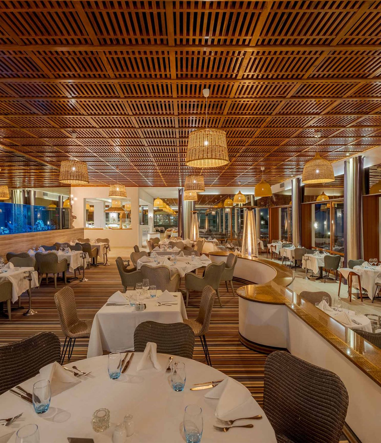 El restaurante Almofariz tiene varias mesas y un gran acuario