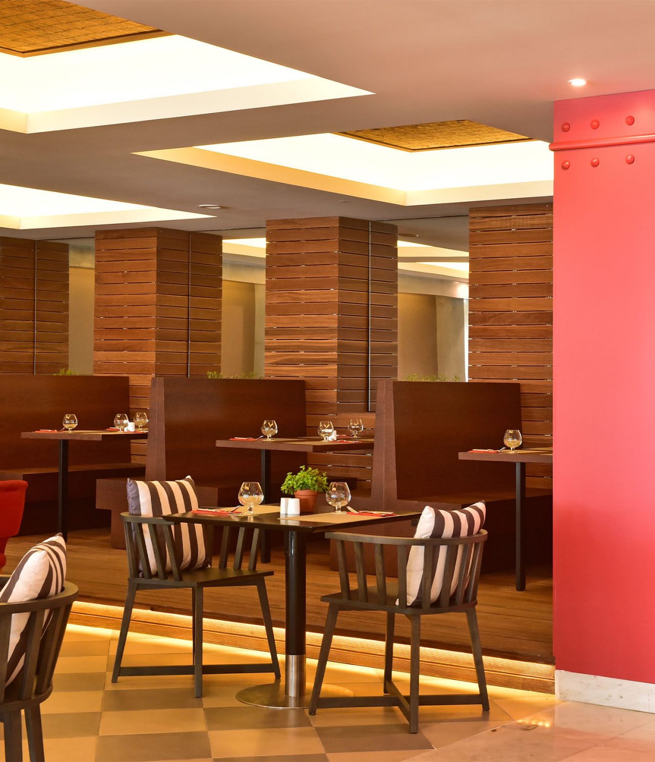 El bar Oceano sirve comidas rápidas en varias mesas