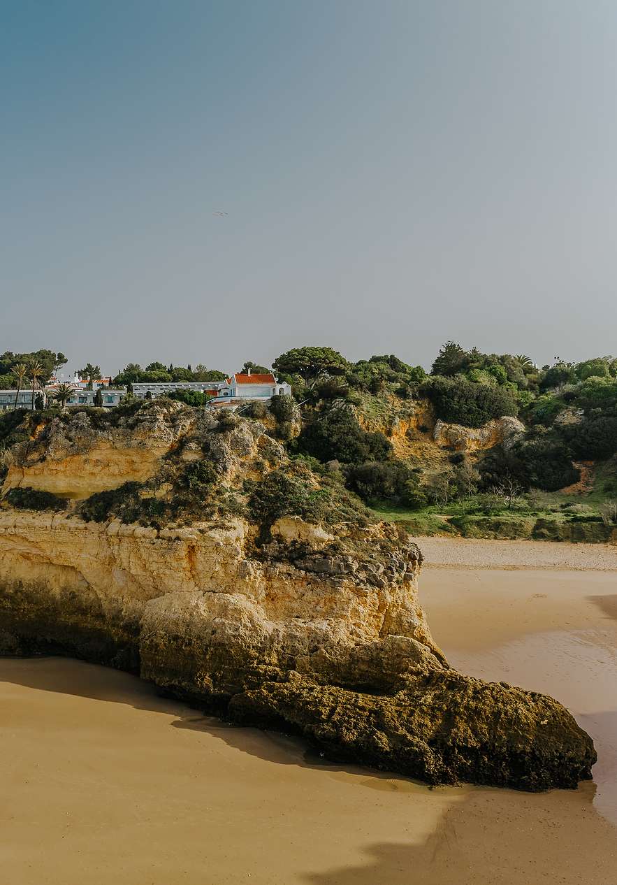 Vista de la playa de Tres Irmãos con sus características rocas y la playa de arena clara en segundo plano