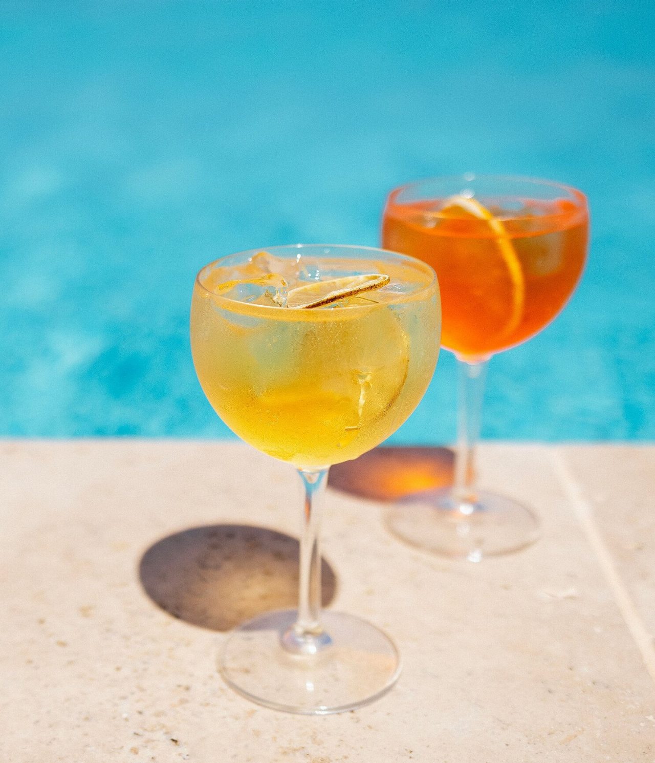 El restaurante Pool Bistro, del Hotel 4 Estrellas en Alvor, sirve cócteles coloridos junto a la piscina