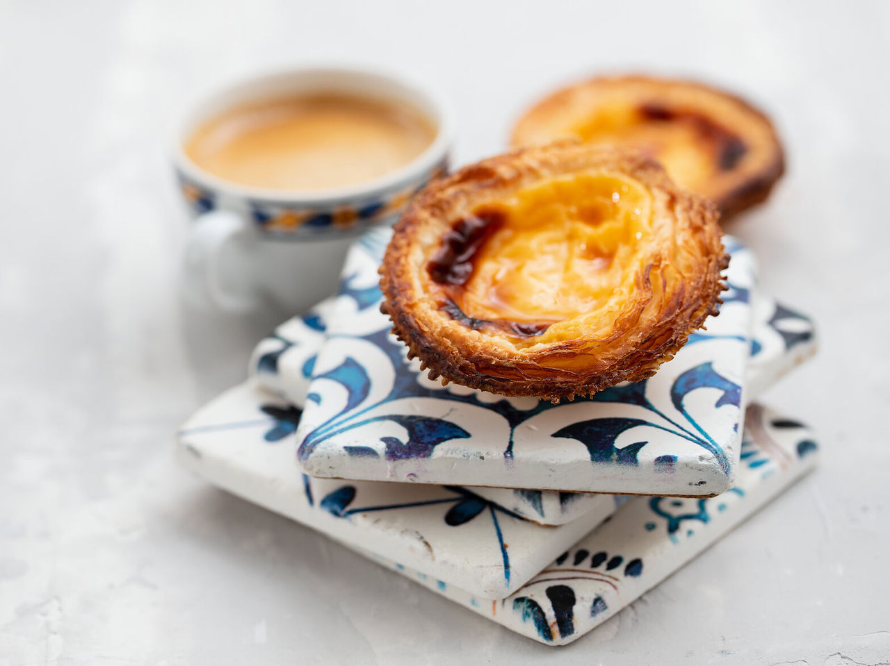 El famoso pastel de nata, una delicadeza típica portuguesa acompañado de un café expreso o "bica" como se dice coloquialmente