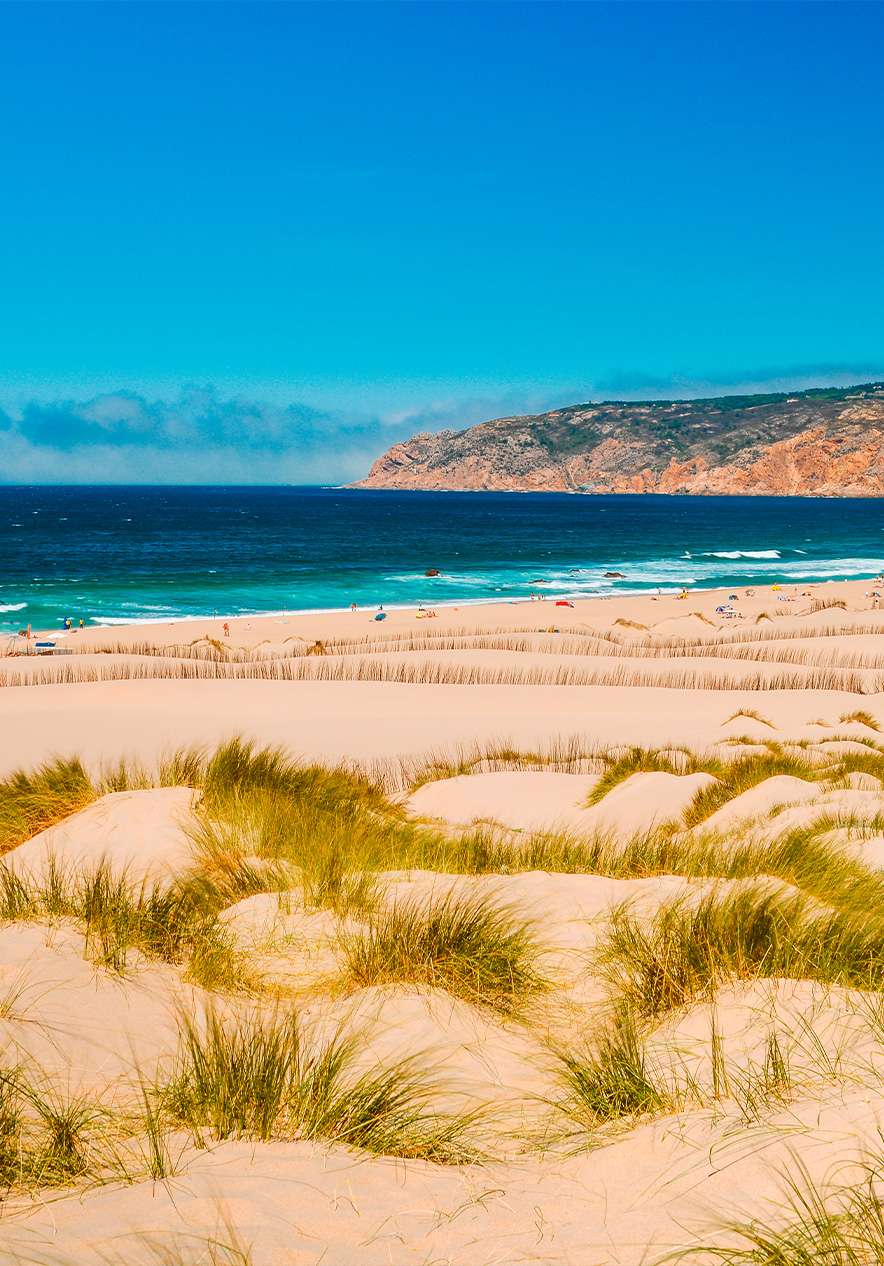 Playa del Guincho en Cascais, un día perfecto con arena dorada, dunas y mar azul