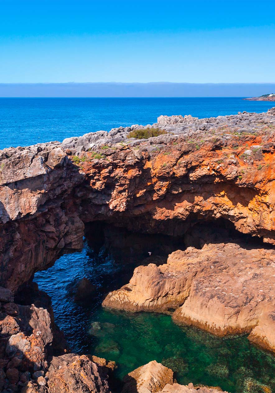 Mar azul se encuentra con imponentes rocas, creando un contraste de serenidad y robustez