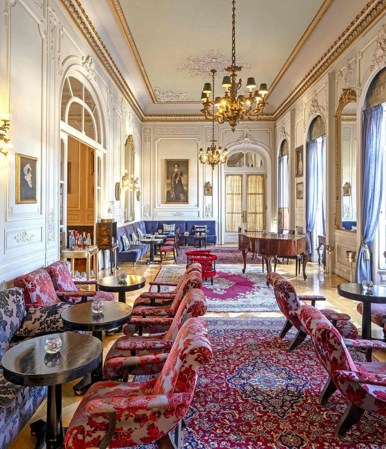 El bar Allegro, del hotel de 5 estrellas y Monumento Nacional, Pestana Palace Lisboa, tiene sofás, mesas, sillas y un piano