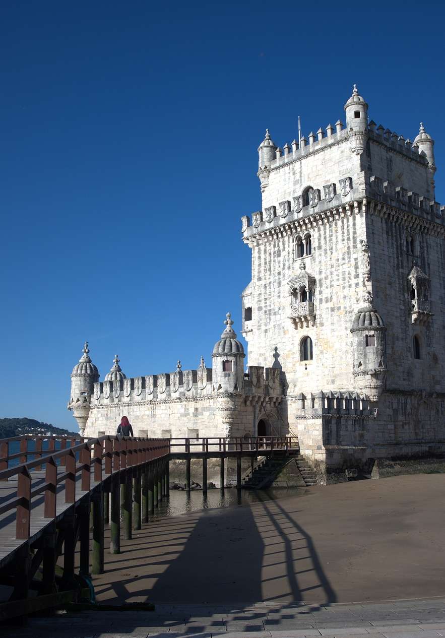 Hospédate en Pestana Rua Augusta y visita la icónica Torre de Belém, en un día soleado, junto al río Tejo