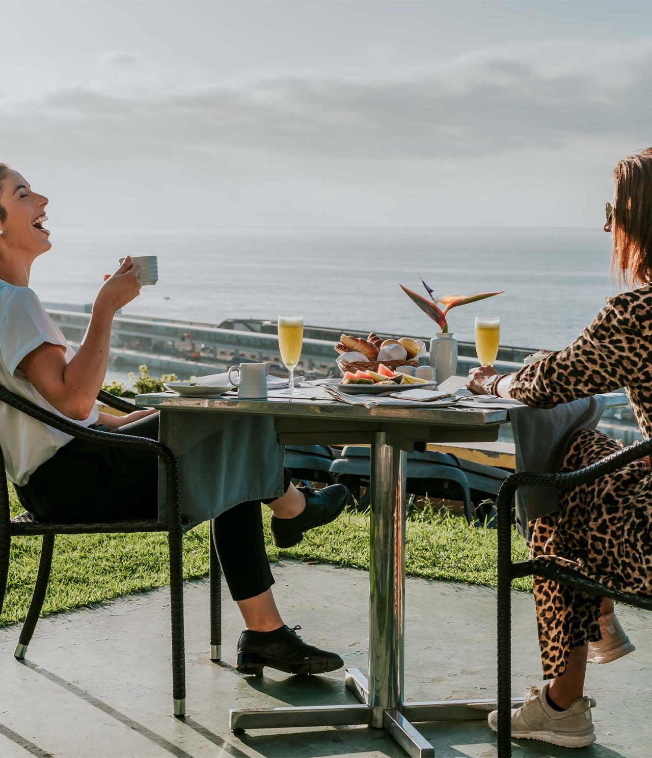 El restaurante Dockside, del Hotel 5 Estrellas en Funchal, tiene una terraza con vista al mar