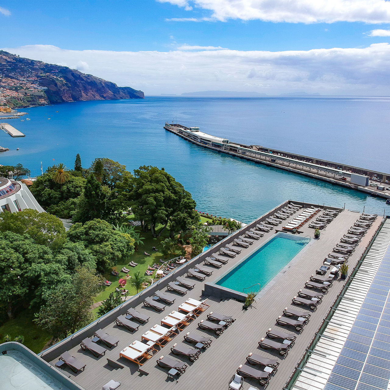 Vista aérea de la piscina y la vista del Pestana Casino Park, hotel en Funchal frente al mar, con Spa y Piscina