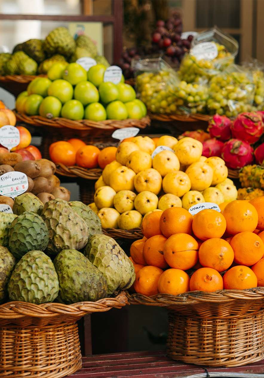 Cestas con frutas tropicales en el Mercado de Lavradores, en el centro histórico de Funchal