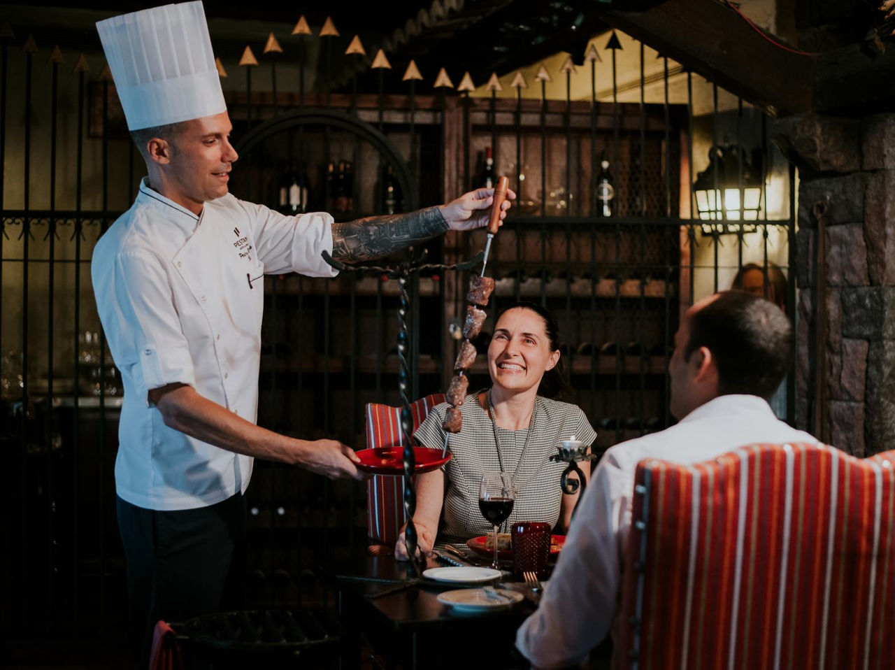 El restaurante Taverna Grill, del Hotel en el Centro de Funchal, Madeira, tiene un chef sirviendo espetadas de carne