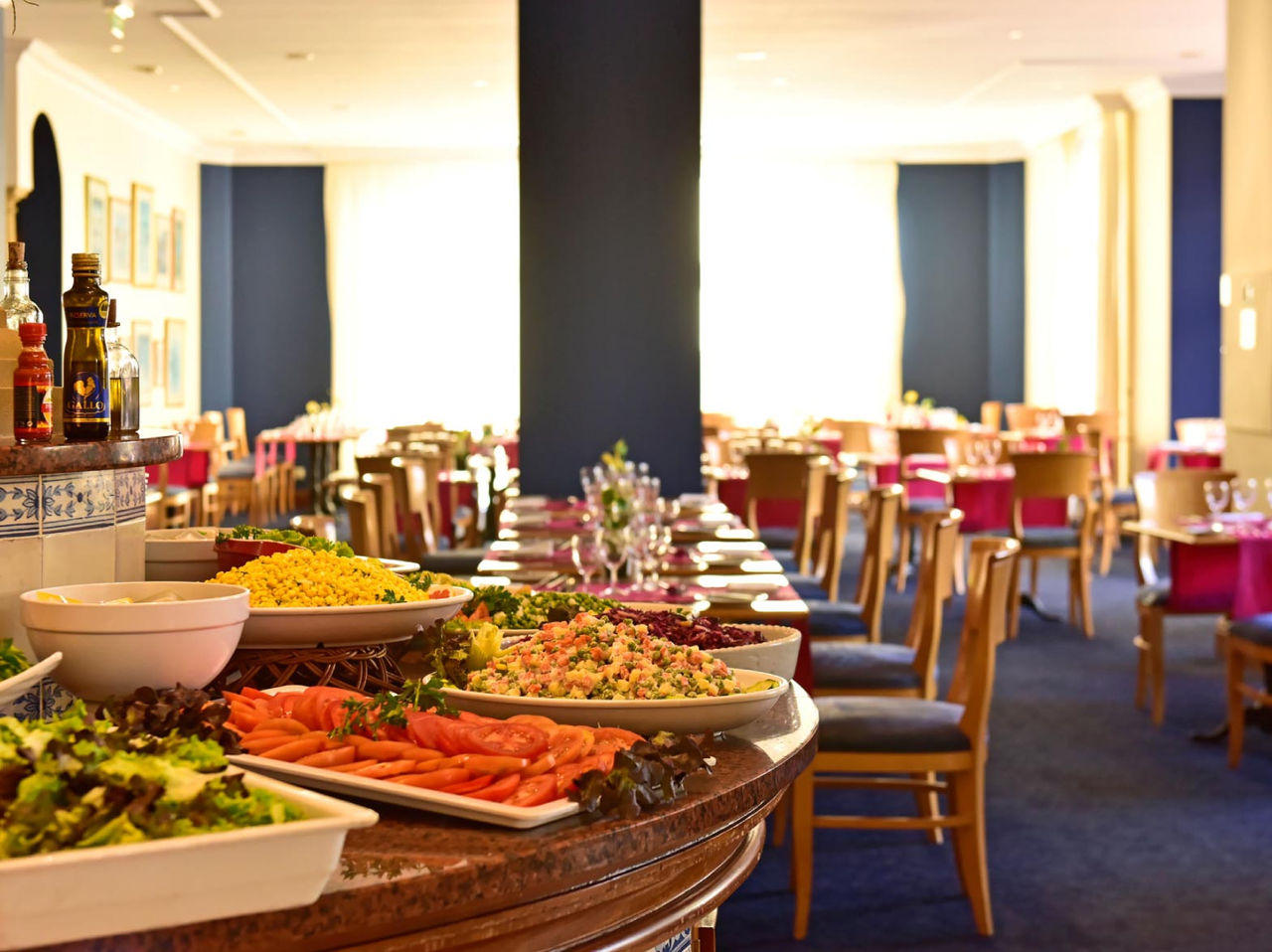 El restaurante A Vila, del Hotel de Charme en Madeira tiene desayuno con buffet de frutas y mesas