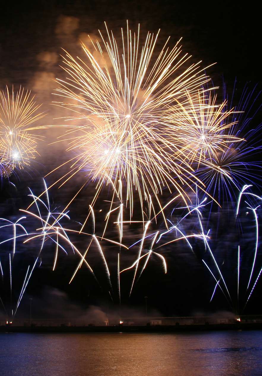 Fuegos artificiales en el Festival del Atlántico en junio en Madeira, disparados desde barcos en el mar