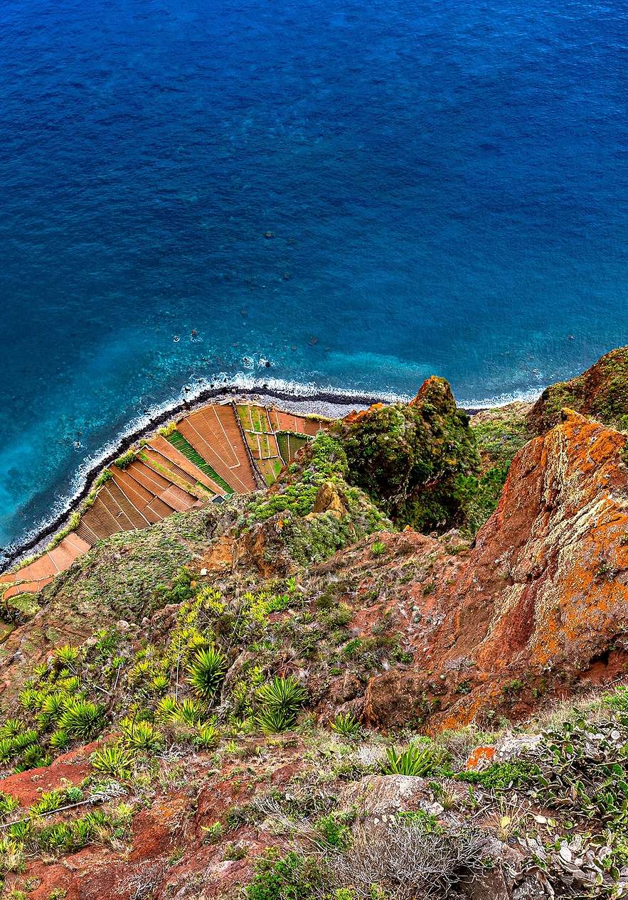 Hospédate en Pestana Promenade y disfruta la vista aérea del Cabo Girão, con océano y acantilado