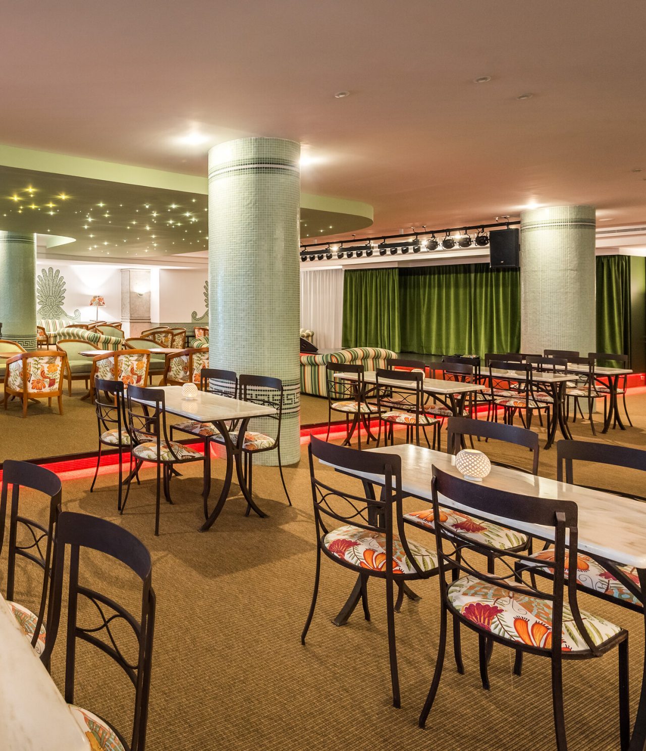 El bar Primavera Bar & Lounge, del Hotel 5 Estrellas en Funchal, tiene un amplio espacio interior con pilares verdes