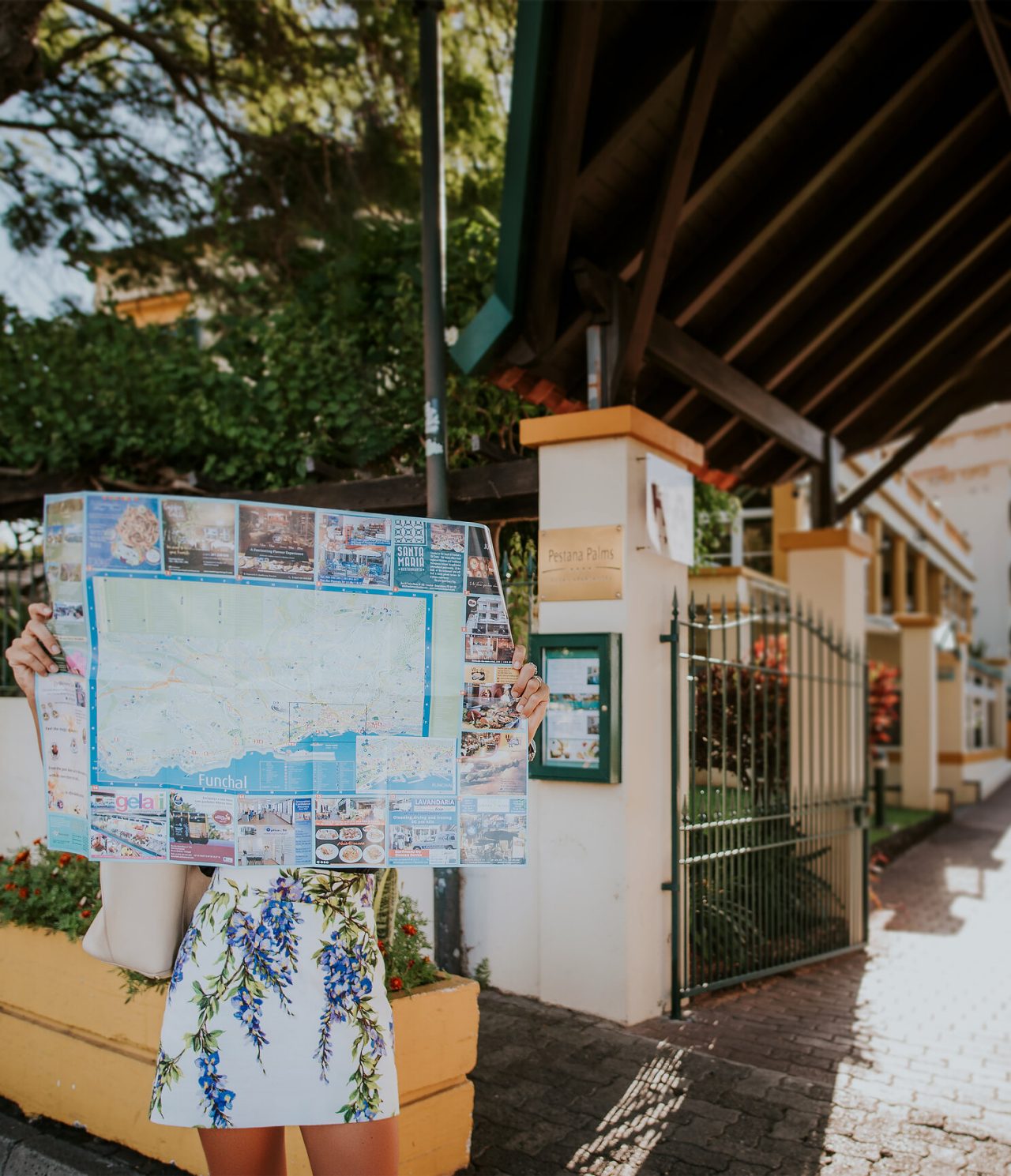 El bar Vila Lido, del Hotel con acceso al mar en Funchal, tiene una entrada con un portón y un tejado