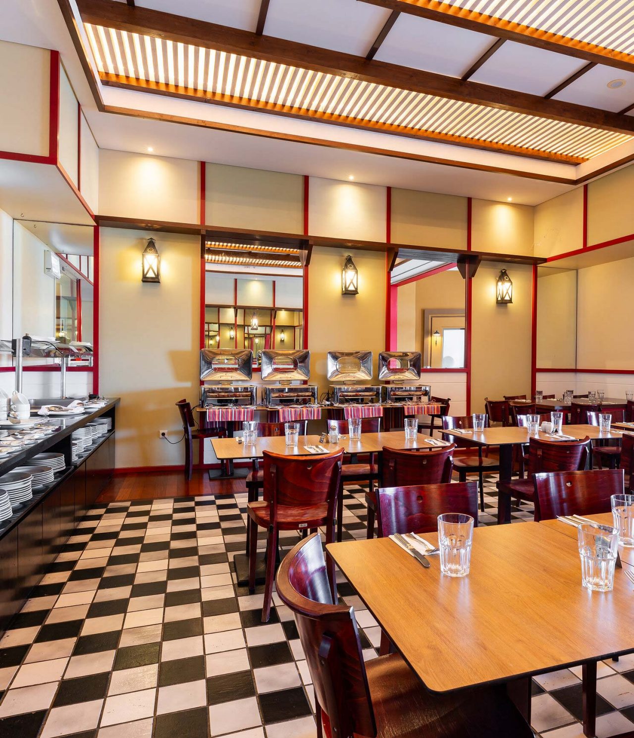 El restaurante Luigi, del Resort de 5 estrellas en Porto Santo, tiene un suelo de azulejos blancos y negros y sillas oscuras