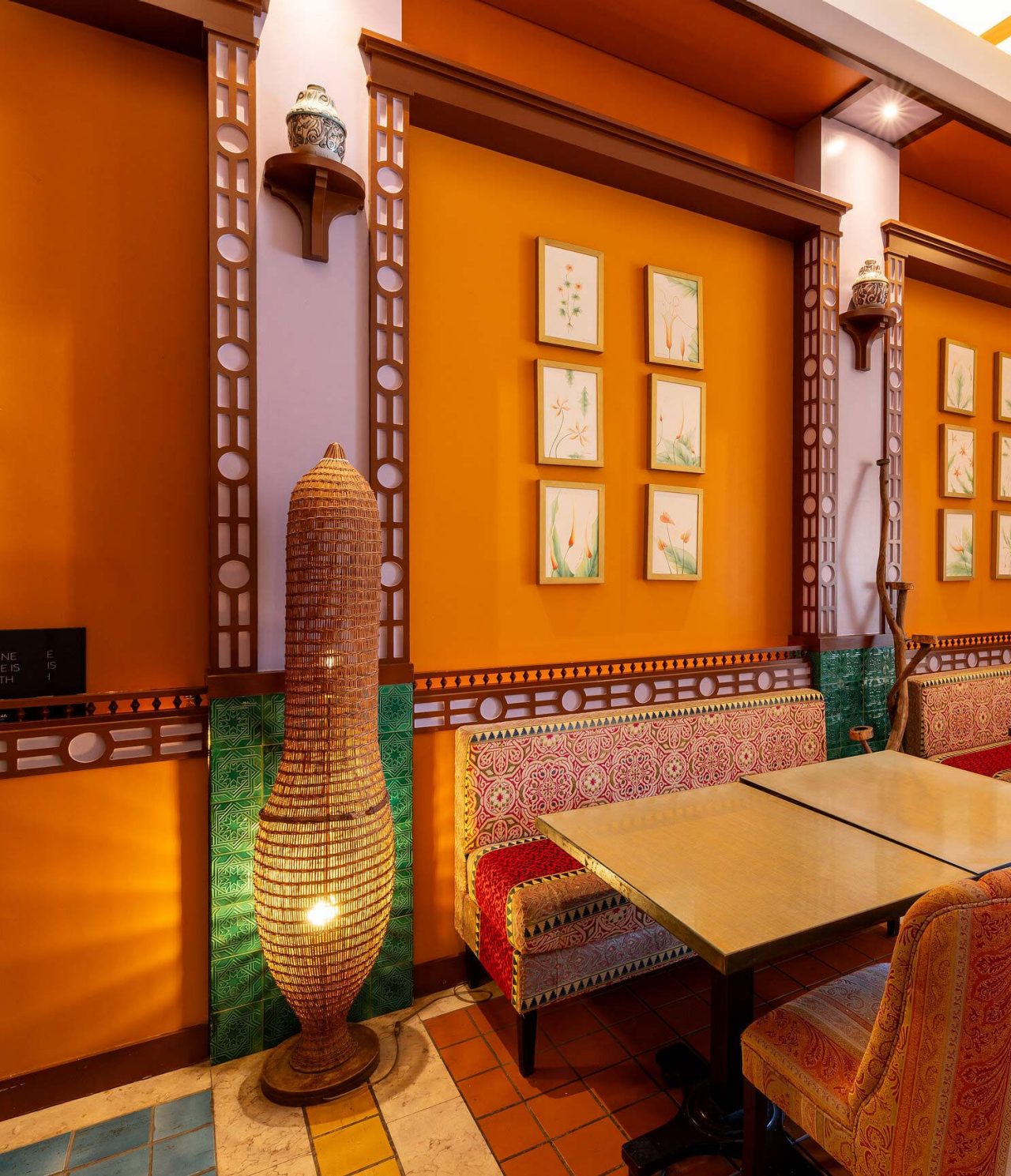 El restaurante Arab Magrebe, del Resort de 5 estrellas en Porto Santo, tiene tonos cálidos y mesas cuadradas