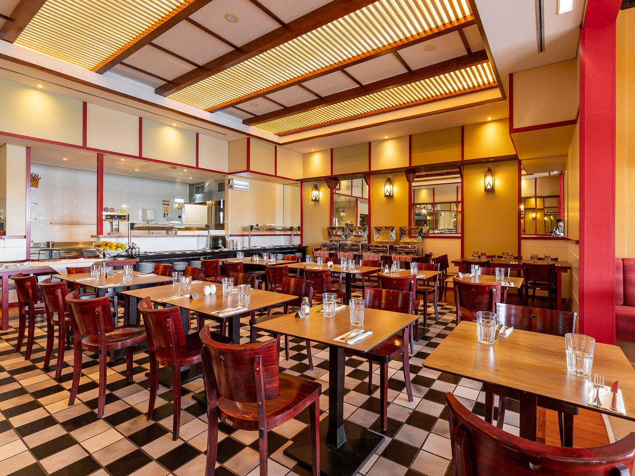 El restaurante Luigi, del Resort de 5 estrellas en Porto Santo, tiene un suelo de azulejos blancos y negros y sillas oscuras