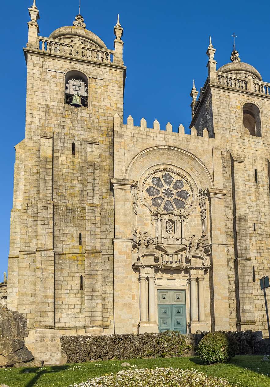 Hospédate en Pousada Porto y visita la Sé de Oporto, uno de los monumentos más antiguos del centro histórico