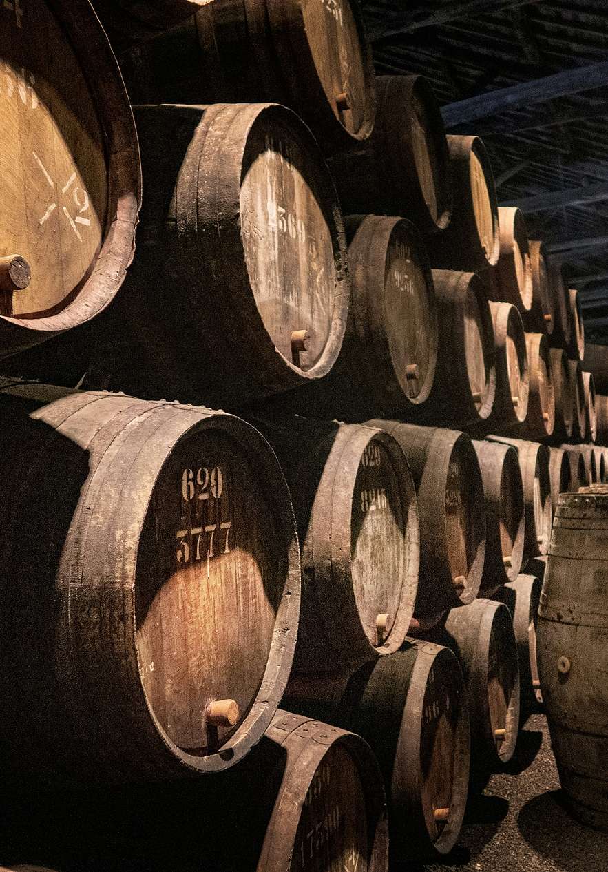 Las bodegas de vino en Vila Nova de Gaia revelan la tradición y la historia del famoso vino de Oporto