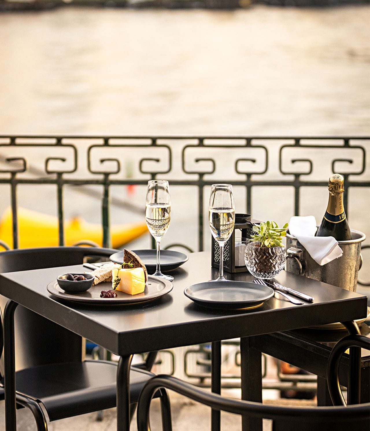 El Vinology Wine Bar, del Hotel de 5 Estrellas en el Centro de Oporto, tiene mesas y sillas negras donde se sirven tapas.