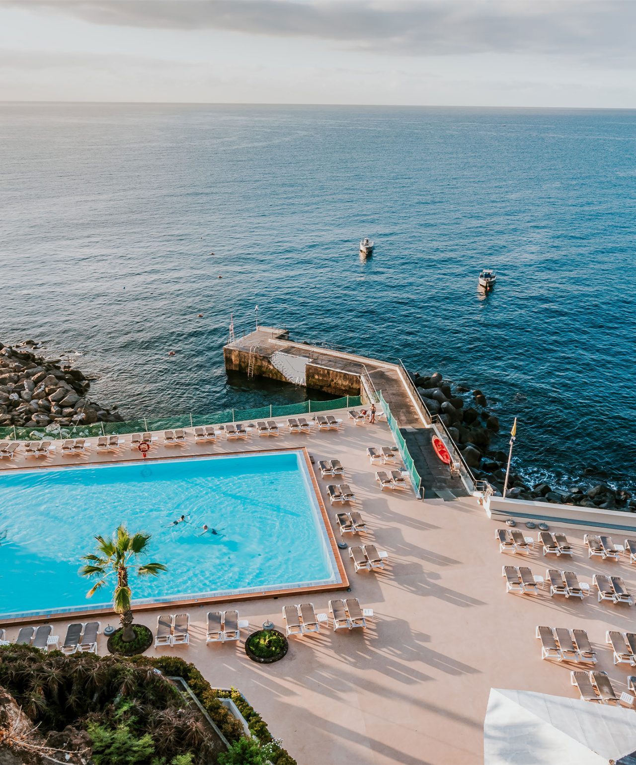 Historia de Pestana Hotels & Resorts. Hoteles con piscinas sobre el mar, como Pestana Carlton Madeira