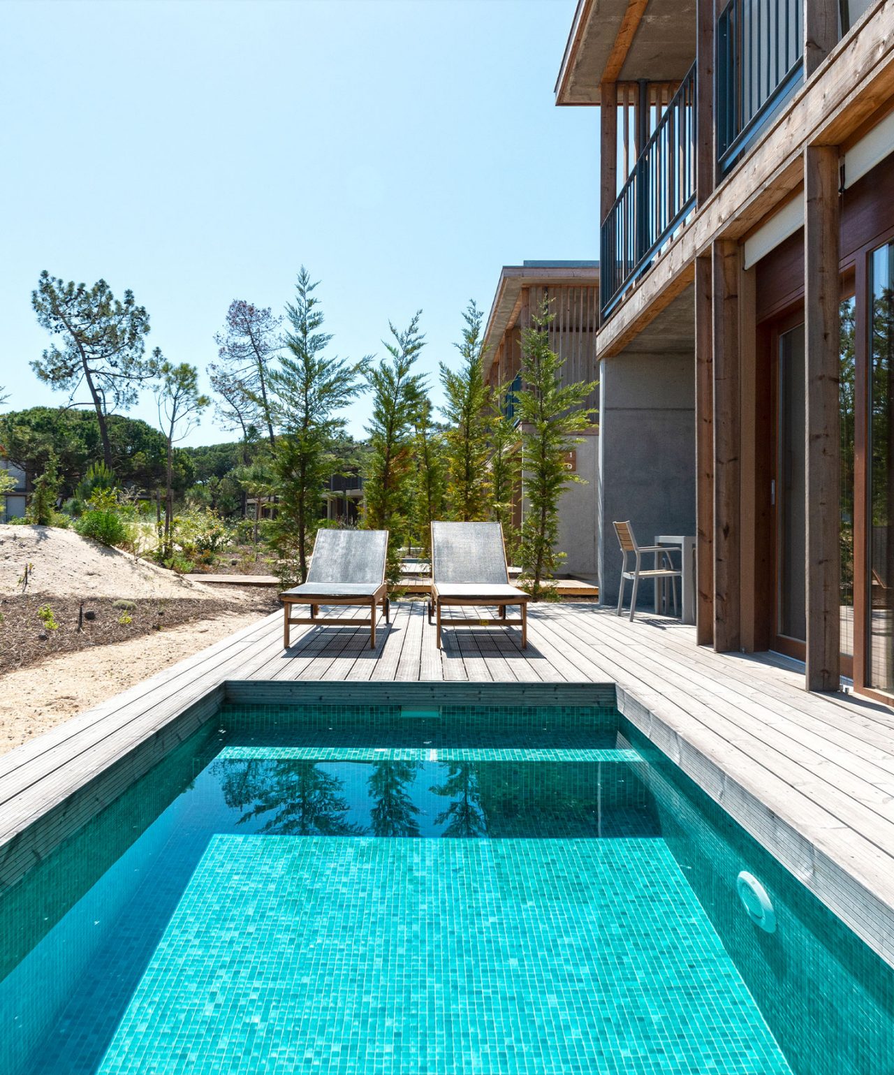 La marca Pestana Residences continúa expandiéndose, con proyectos como Pestana Tróia, con villas con piscina y junto a playa
