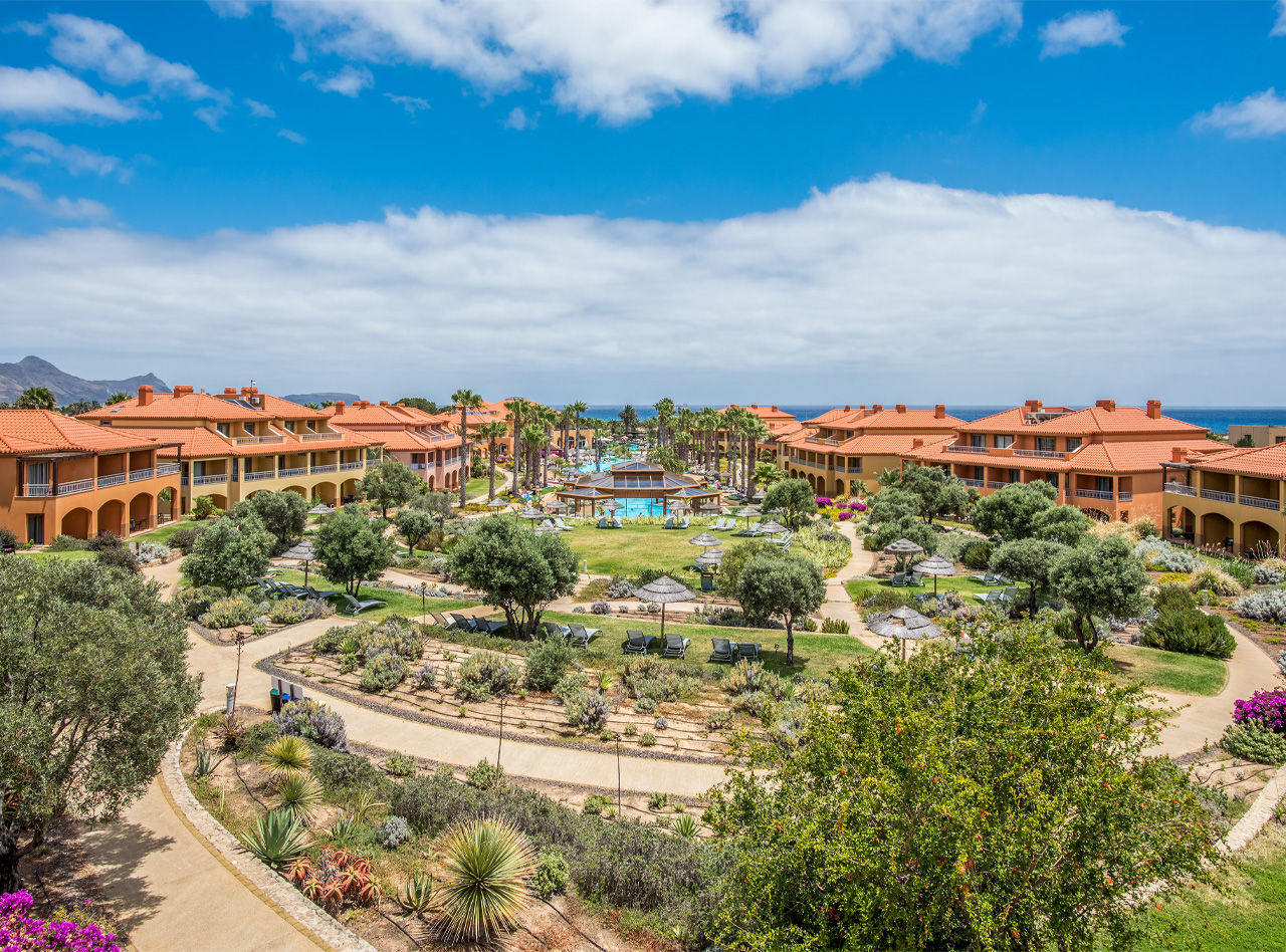 Pestana Porto Santo, con amplios jardines rodeados de villas, donde puedes disfrutar del paquete todo incluido despreocupado