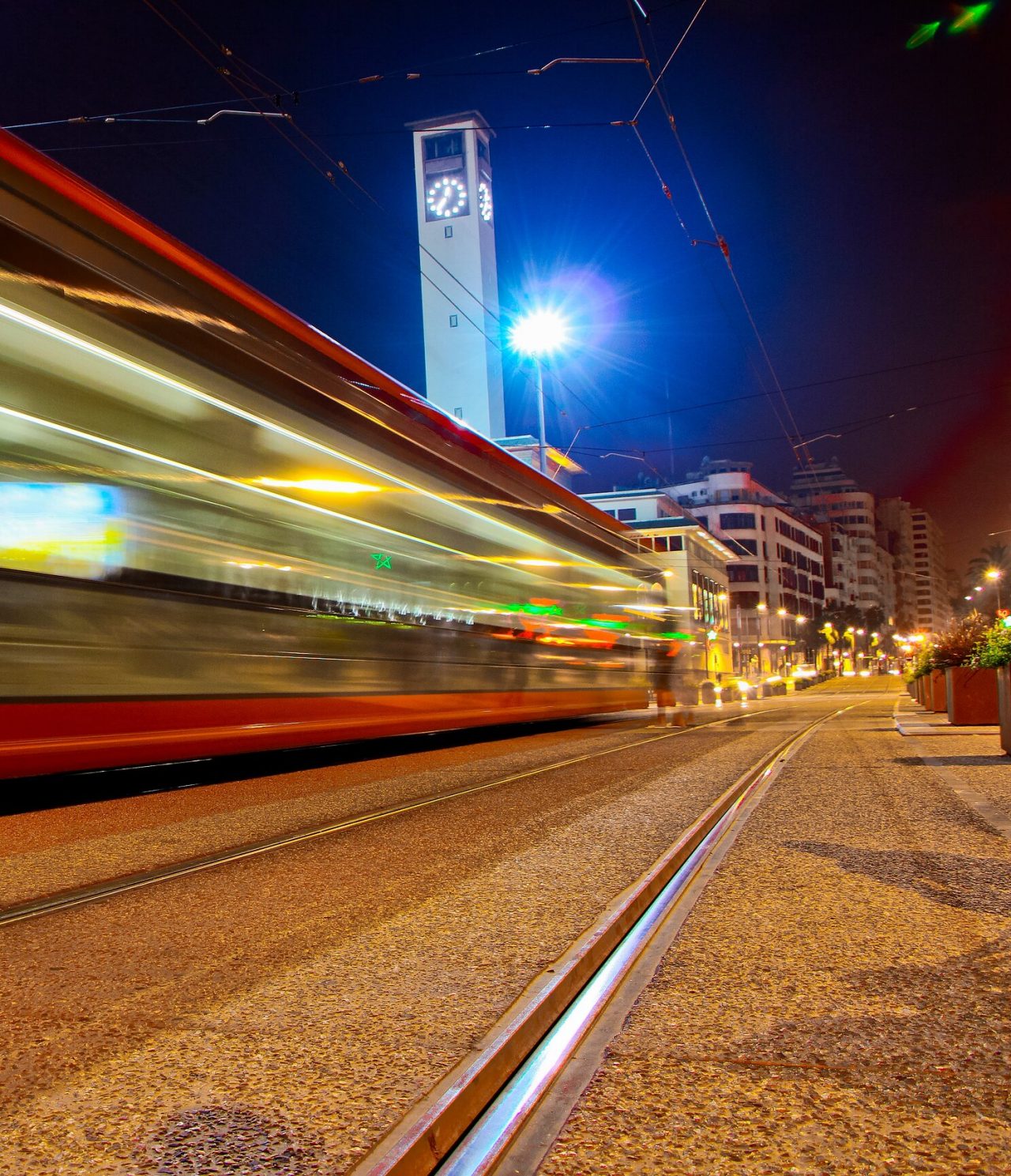 Desloque-se até ao centro da cidade de várias formas, sendo uma delas e comboio