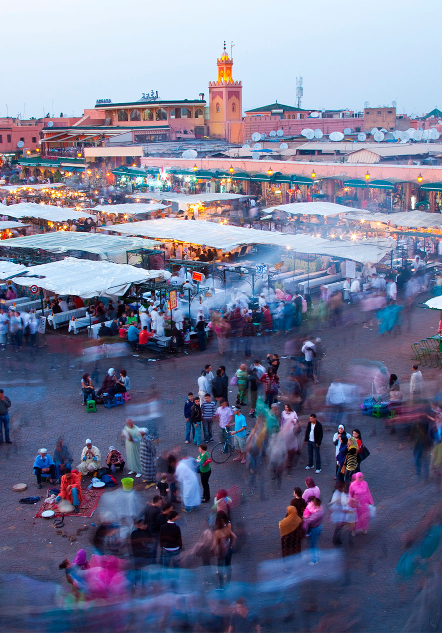O Jemaa el-Fnaa, em Marraquexe, é uma praça vibrante e movimentada, repleta de vida durante o dia e durante a noite