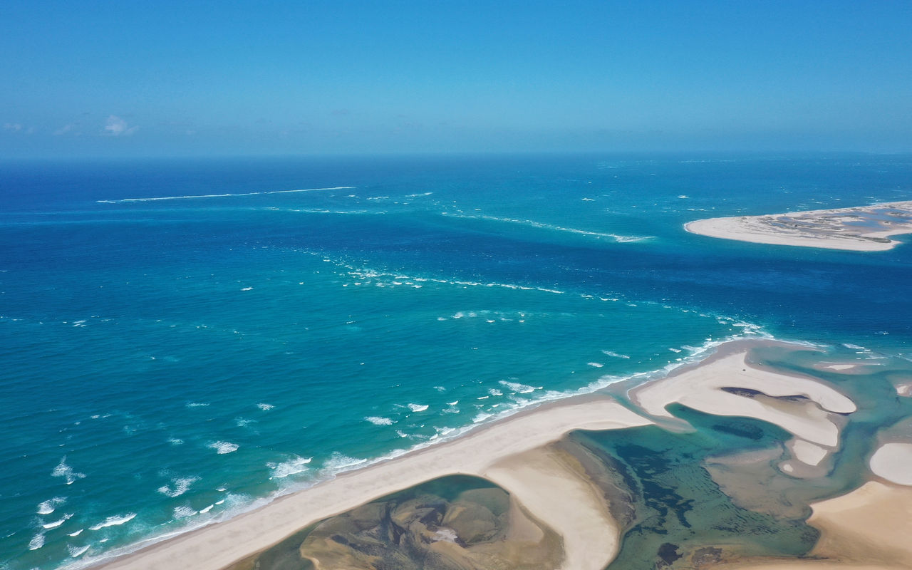 Vista aérea deslumbrante da baía de Bazaruto, com as suas águas cristalinas, dunas de areia branca e recifes de coral
