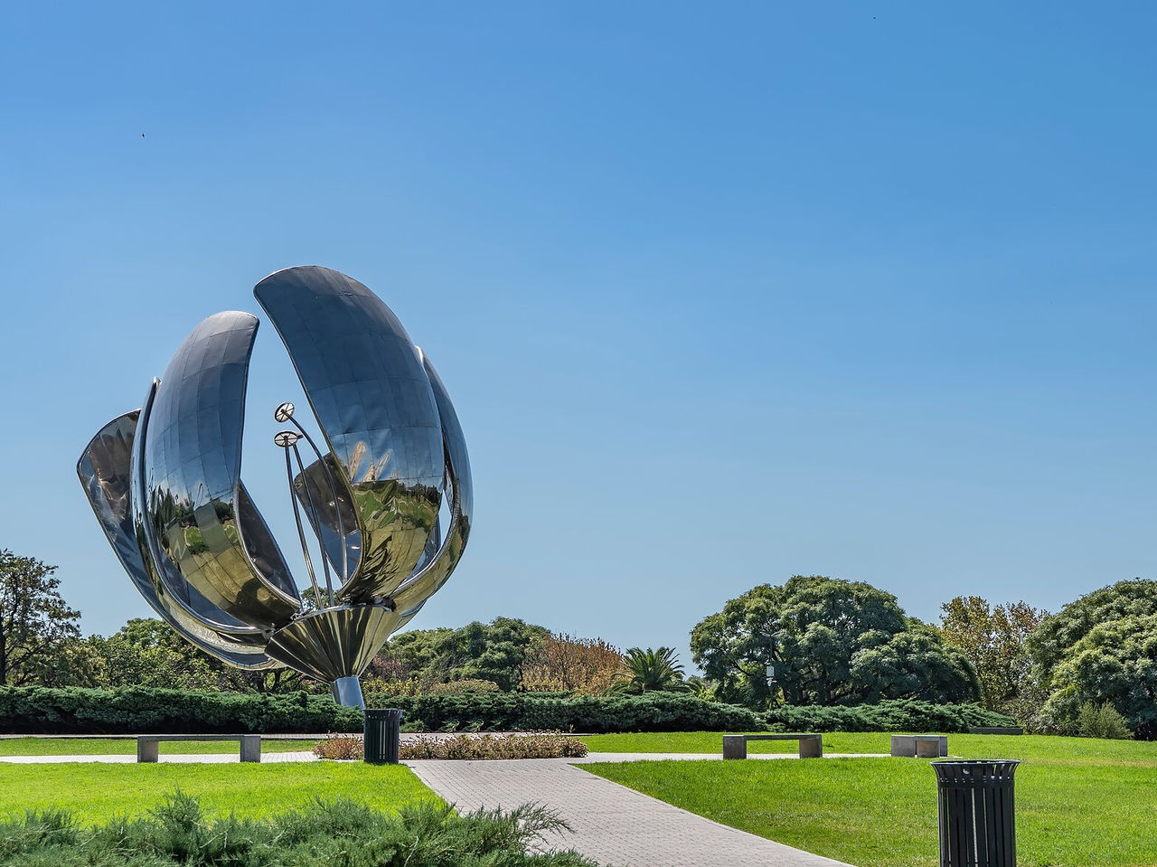 Vista da Floralis Genérica, um dos principais monumentos de Buenos Aires, rodeado por natureza