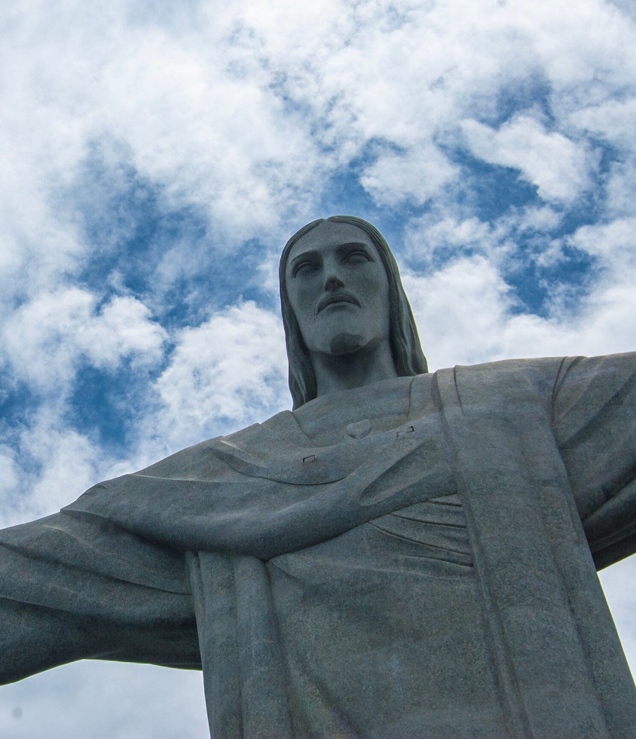 Vista da estátua de pedra do Cristo Redentor, no Rio de Janeiro, com os seus braços abertos