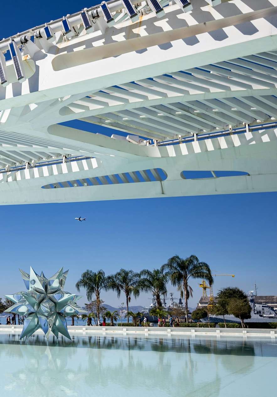 Museu do Amanhã, situado na região portuária do Rio de Janeiro, com design futurista criado pelo arquiteto Santiago Calatrava