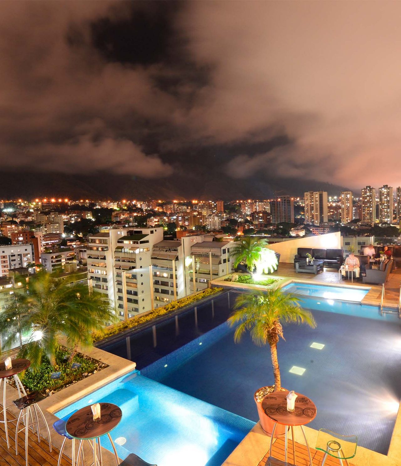 O bar Lounge Vip 19, do Hotel em Caracas, tem uma piscina, palmeiras e vista panorâmica sobre a cidade