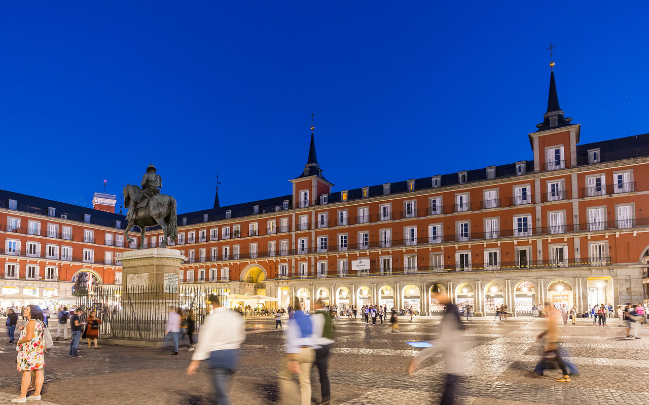 Plaza Mayor, no centro histórico da cidade de Madrid, à noite, com vários turistas a passear onde fica o Pestana Plaza Mayor