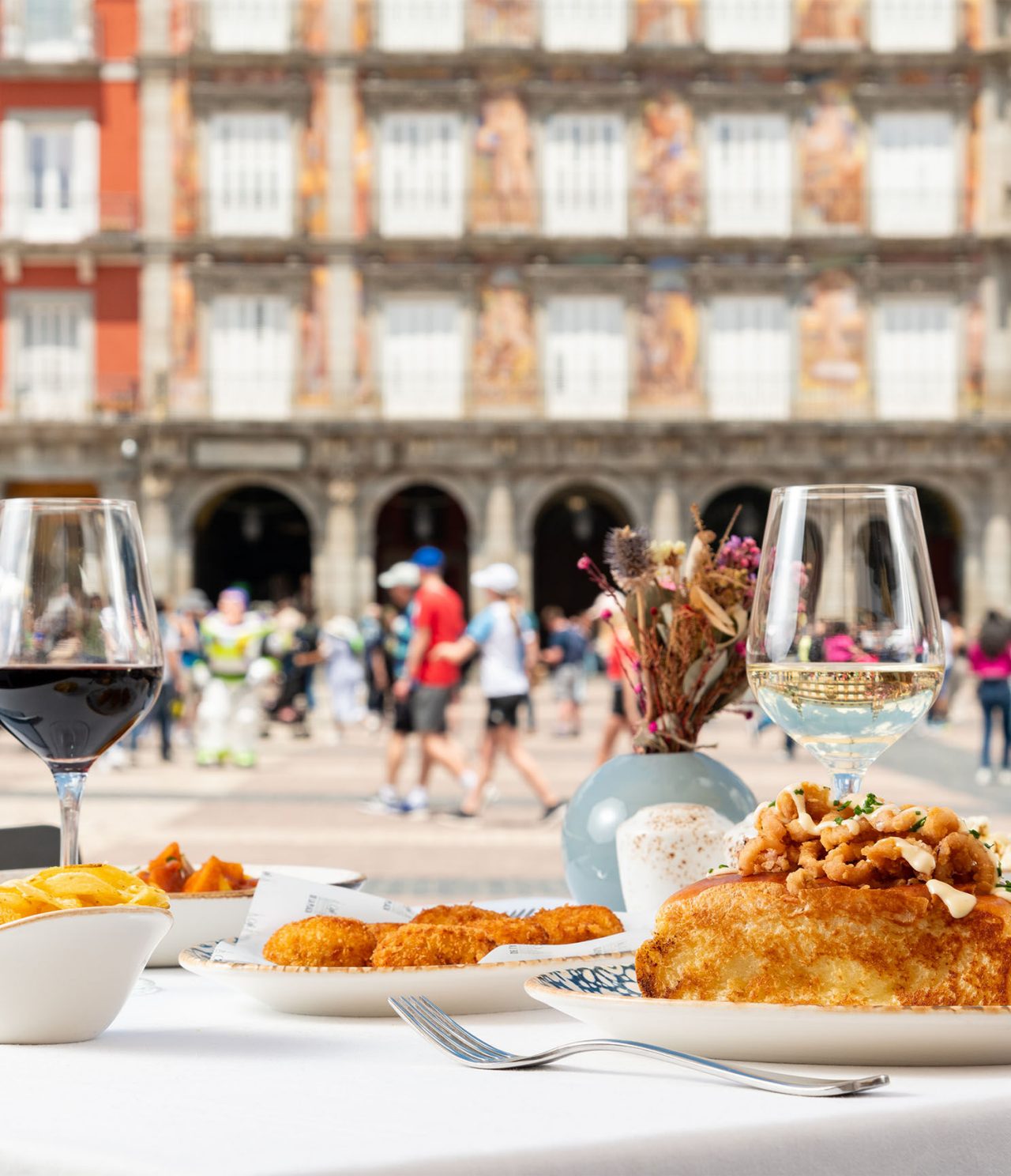 O restaurante Café de La Plaza, do Hotel no Centro Histórico de Madrid, serve refeições no terraço, no centro da Plaza Mayor