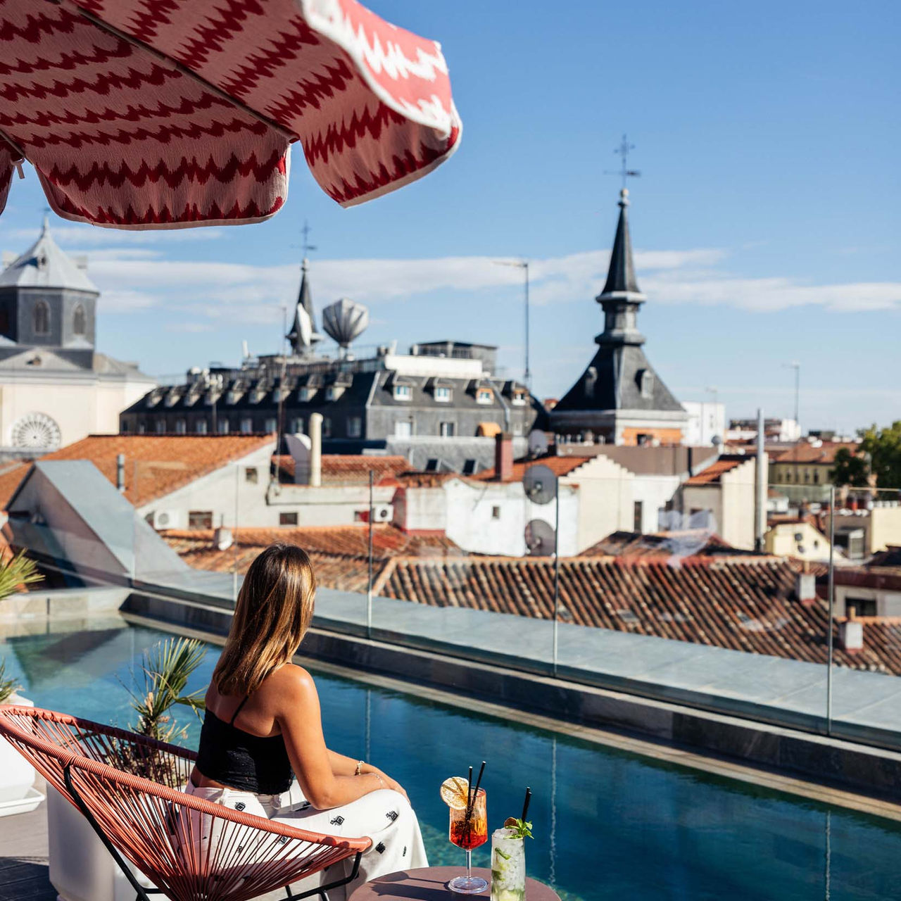Piscina exterior no rooftop do Plaza Mayor Madrid, Hotel no Centro Histórico de Madrid, com vista panorâmica sobre a cidade