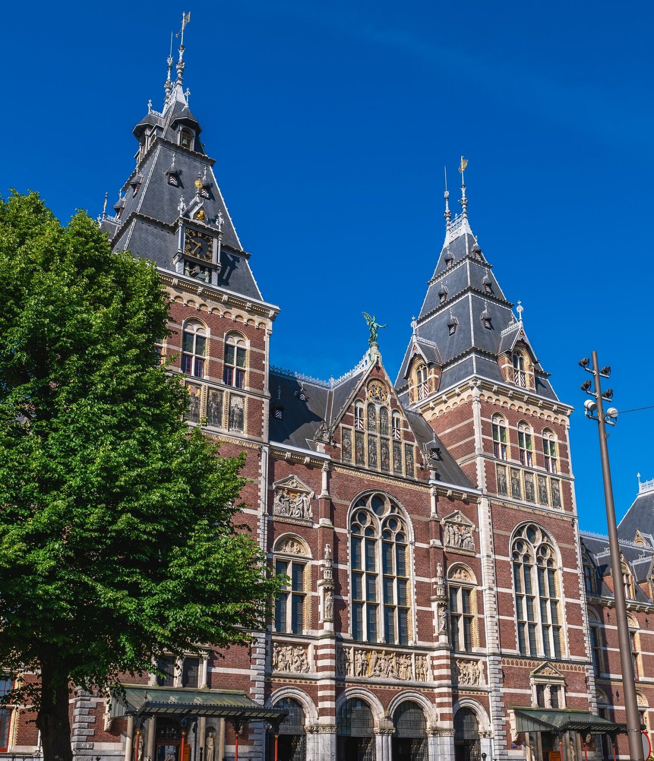 Vista frontal do Rijksmuseum em Amsterdão, com a sua arquitetura gótica renascentista com duas torres proeminentes