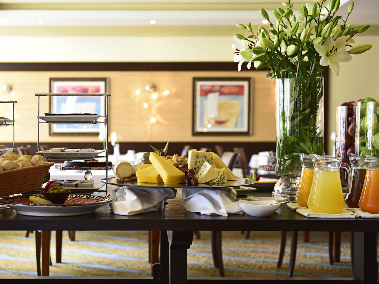 O restaurante Valhalla, do Hotel 4 Estrelas em Porches, conta com uma variedade de comida entre os enchidos, pão, ovos e sumos