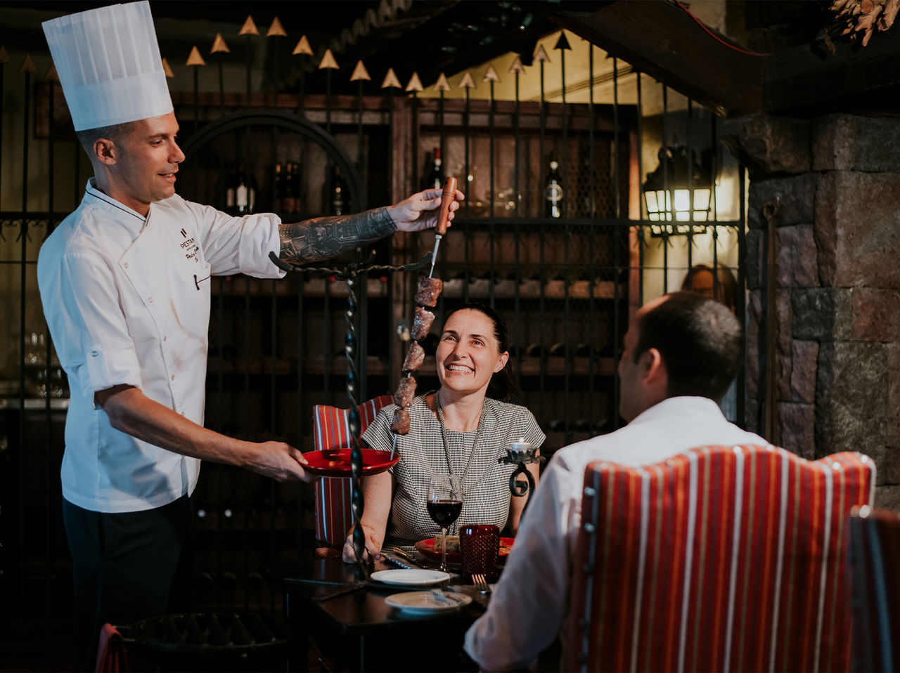 O restaurante Taverna Grill, do Hotel 5 Estrelas na Madeira, tem um chef a servir espetadas de carne, típicas da região