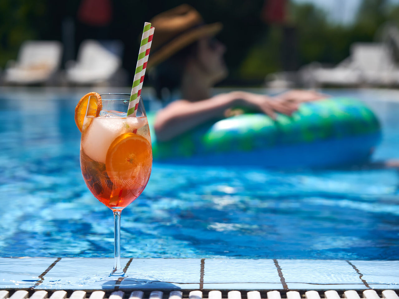O Pool Bar, do Hotel 5 Estrelas no Funchal, na Madeira, tem um bar em cima da piscina onde se pode pedir um cocktail